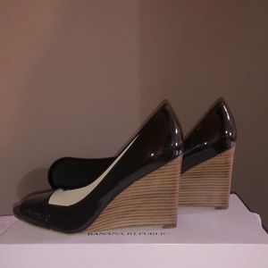 New Banana Republic patent wedges dark brown 8